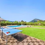 别墅 Rafalet, By Renthousing