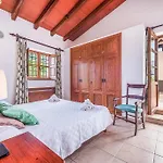 别墅 Rafalet, By Renthousing *