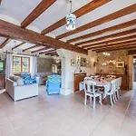 别墅 Rafalet, By Renthousing