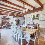 别墅 Rafalet, By Renthousing