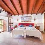 别墅 Rafalet, By Renthousing