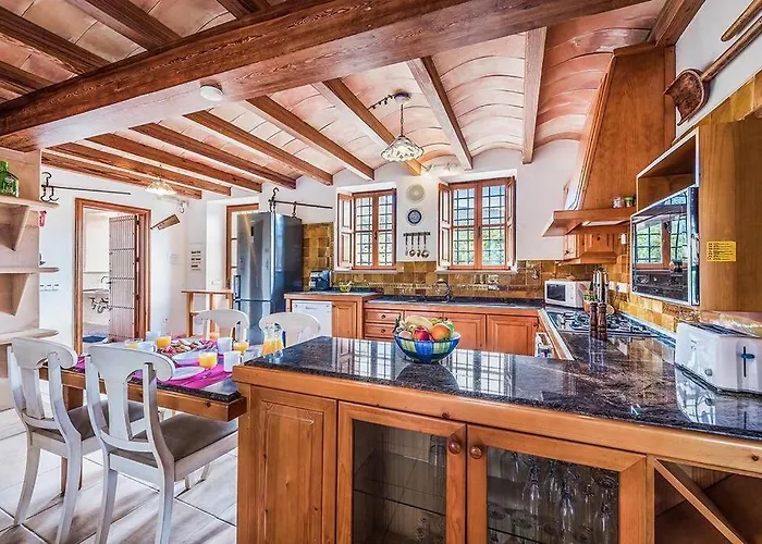 Rafalet, By Renthousing Willa